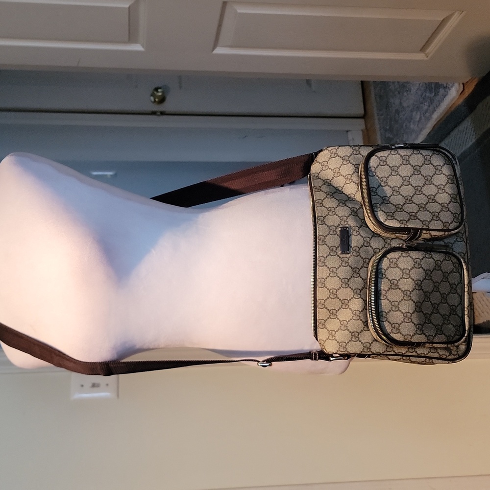 Like new Gucci Beige GG Supreme Canvas Crossbody Bag with Dark Brown Strap - Picture 14 of 15